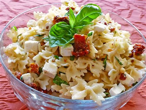 Nudelsalat Mit Getrockneten Tomaten Pinienkernen Schafsk Se Und