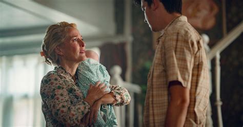 Nửa đêm xem phim Sex Education mà tôi cười nắc nẻ Có lẽ chị gái tôi cần xem cảnh phim này để