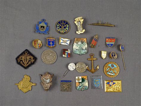 Divers Lot D Insignes De Marine Dont Navires Dans L Tat Vente Aux