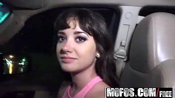 Mofos Stranded Teens Extraño se folla a Gia Paige protagonizada por Gia Paige XVIDEOS