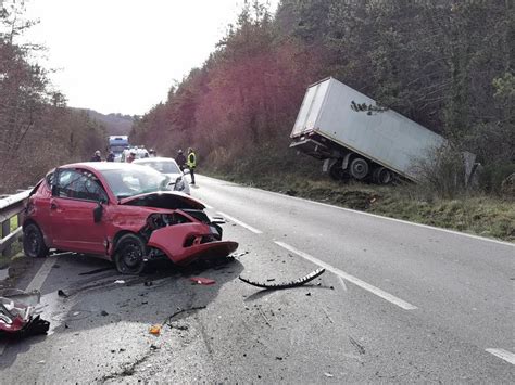 Schianto Al Torrino Camion In Bilico Nella Scarpata Due Auto