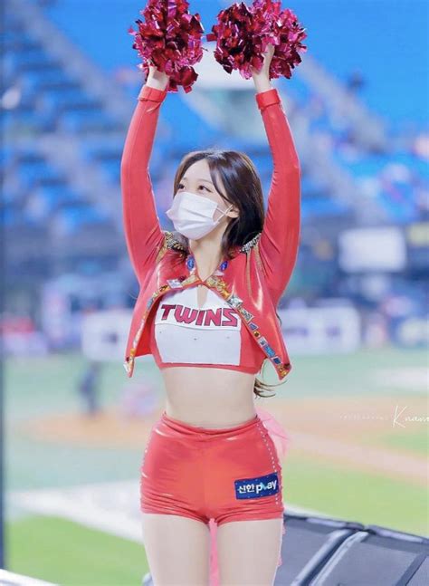 Đeo khẩu trang kín mít vẫn gây sốt diện mạo thật sự của hot girl