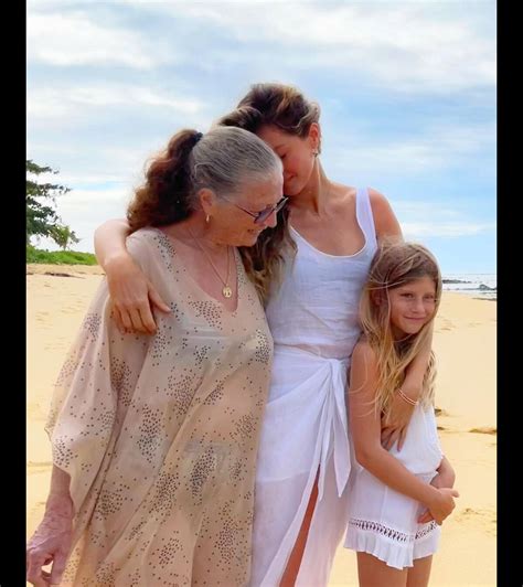 Foto Mãe de Gisele Bündchen Vânia Nonnenmacher em foto a filha