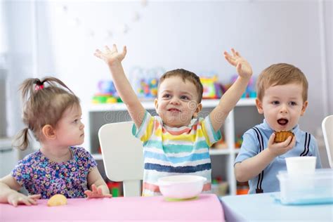 El Grupo De Ni Os Felices Almuerza En Guarder A Imagen De Archivo