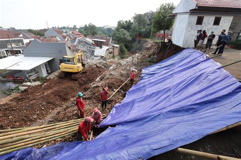 FOTO Petugas Pasang Terpal Untuk Menutupi Tanah Longsor Di Nerada