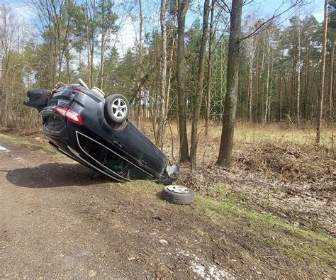 PILNE Pod Lubienią dachowało auto osobowe Jedna osoba zabrana do