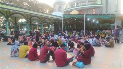 Tarawih Pertama Jamaah Padati Masjid Al Musannif