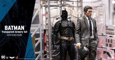 Michael Keaton S Batman Looms Large In His First Hot Toys Deluxe Figure