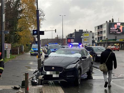 Unfall Auf B In Wuppertal Auto Kracht Gegen Ampel