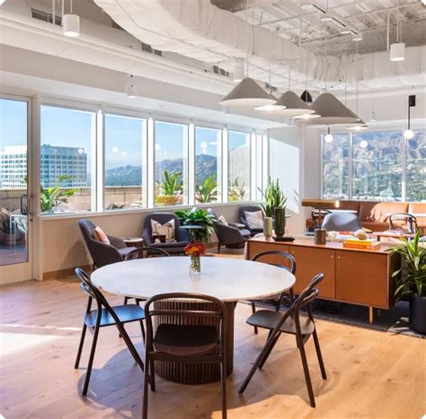 Commuters are discussing 33 bloor st e and its new transit link 20