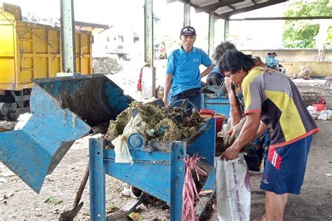 TPST Modern Dilengkapi Alat Olah Sampah Plastik Jadi Batako ANTARA