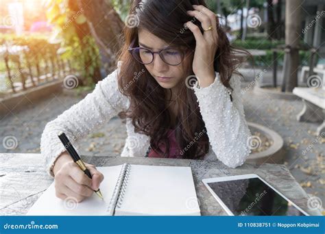 Libro De Lectura Del Concentrado De La Mujer Joven Muchacha Que Aprende