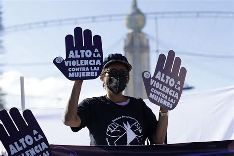 Salvadoreñas alzan su voz por la violencia del Gobierno durante el