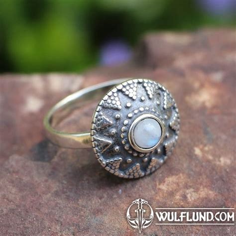 SLAVIC RING with rainbow moonstone Drakkaria Ringe Silber Schmuckstücke