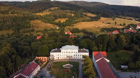 To Miasto Uzdrowiskowe Otoczone Wzg Rzami Zapiera Dech W Piersi Ale