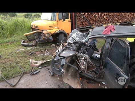 Colisão frontal entre carro e caminhão deixa 3 vítimas em estado grave