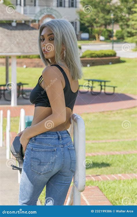 Une Belle Blonde Pose Dehors Dans Un Environnement Urbain Photo stock Image du stupéfier beau