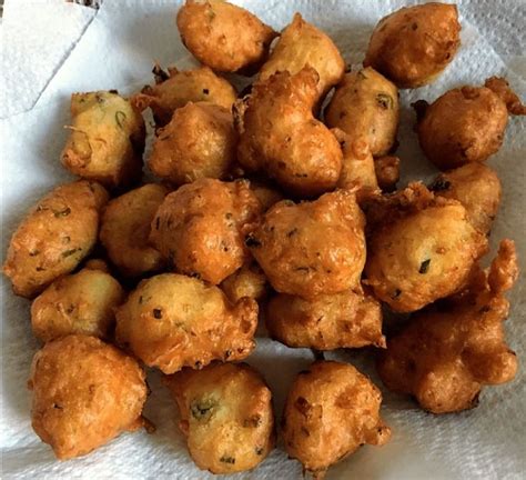 Les accras de morue ou akras sont de petits beignets frits à la morue