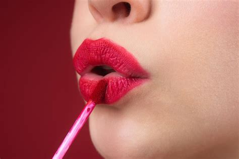 Aplicar L Piz Labial Pintar Los Labios Con L Piz Labial Brillante De