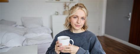 Portrait En Gros Plan D Une Jeune Femme Blonde Souriante Assise Avec Une Tasse De Th Dans La