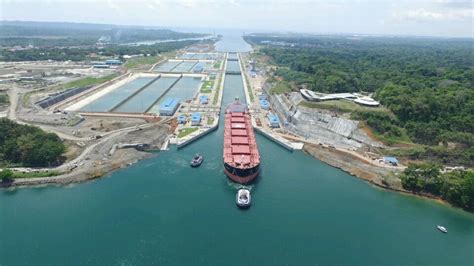 Premier Passage Dans Le Nouveau Canal De Panama Mer Et Marine