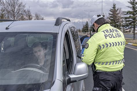 Erzurum Polisi Bayramda Kara Haber Gelmesin Diye Trafik Denetimlerini