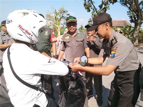 Semarakkan HUT RI Ke 78 RAPI Bojonegoro Bagikan Bendera Kepada Warga