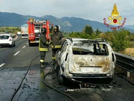 Auto in fiamme sul raccordo Terni Orte paura e disagi alla viabilità