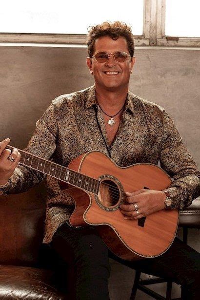 Carlos Vives Con Guitarra Sentado La Rep Blica Ec