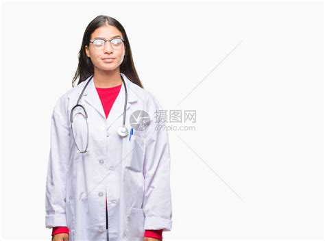 年轻的阿拉伯医生女人在孤立的背景下微笑着看一边高清图片下载 正版图片505455090 摄图网