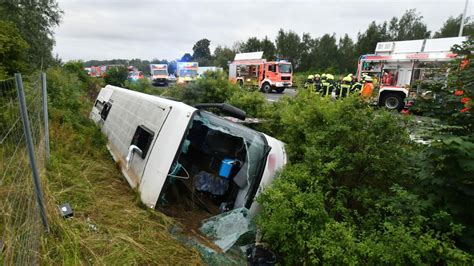 Reisebus Auf Deutscher Autobahn Verungl Ckt Mindestens Sterreicher