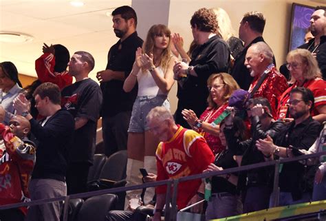 Taylor Swift cheers on Travis Kelce at 2025 Super Bowl in New Orleans