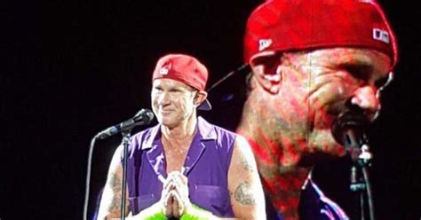 Baterista do Red Hot vai a show de Jorge e Mateus e fãs vibram