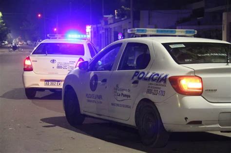 Borracho sin carné ni seguro pasó en rojo y trompeó a un policía