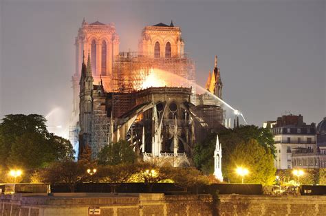 Pożar katedry Notre Dame Świątynia w ogniu zapierające dech zdjęcia