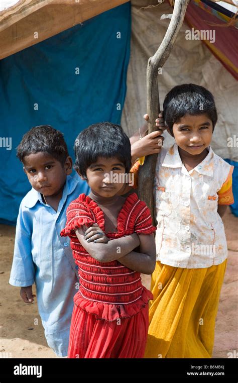 Felices los niños pobres de la India de pie fuera de su tienda en casa. En Andhra Pradesh, India ...