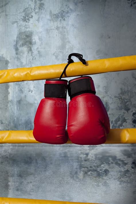 Los Guantes De Boxeo Rojos Cuelgan Del Ring De Boxeo Foto De Archivo