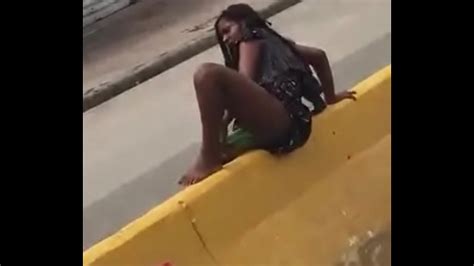 Eng Sub Venezolana con ganas de pija se masturba en plena vía XXX