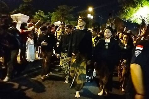 Ganjar Ikut Kirab Pusaka Pura Mangkunegaran Di Malam Suro Tradisi