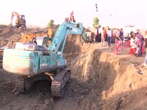 India 2 Yr Old Girl Stuck In 300 Ft Borewell For Over 24 Hours Army