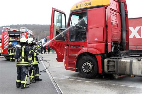 Lkw F Hrerhaus In Brand Fahrer Wird Schwer Verletzt Feuerwehr Ub De