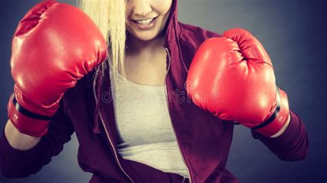 Guantes De Boxeo De La Mujer Que Desgastan Enojada Imagen De Archivo