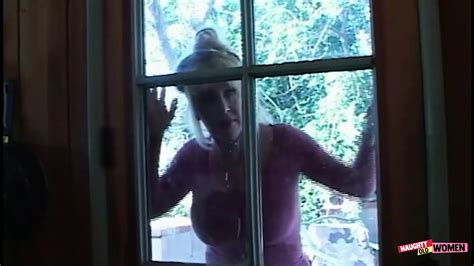 Kurviges blondes küken motiviert den hengst indem er seine enge MILF