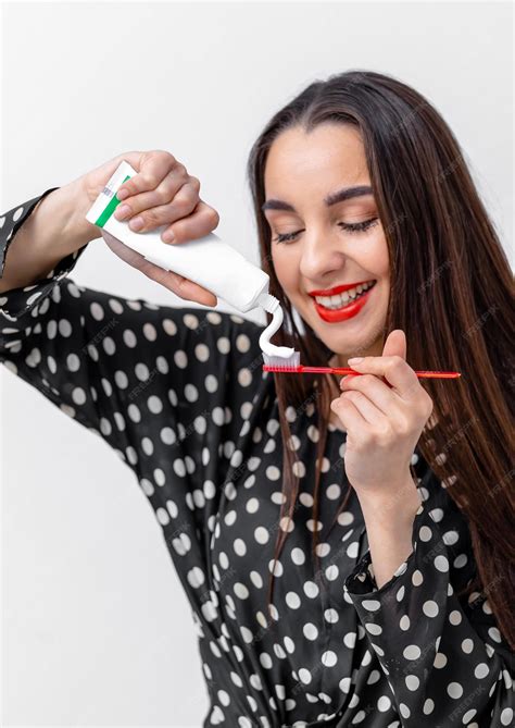 Mujer Con Cepillo De Dientes Y Pasta De Dientes Mujer Con Cepillo De Dientes Y Un Tubo De Pasta