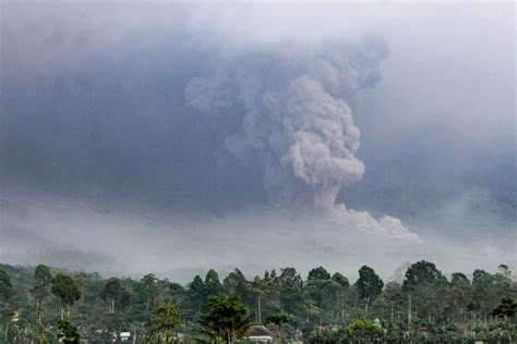 Erupción Del Volcán Semeru En Indonesia Eleva Al Máximo Nivel La Alerta De Riesgo