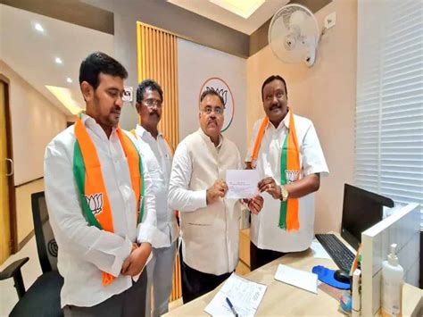 Telangana Trs Minister Errabelli Dayakar Rao S Brother Joins Bjp