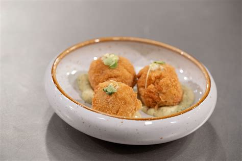 Bolinhas De Farinheira Queijo Da Serra E Chutney Ameixa E Ma