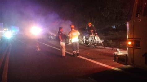 Tráiler cargado con autopartes se incendia tras chocar contra un burro