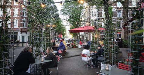 Tijdelijk Terras Onder Een Fleurige Pergola Dat Mag Niet Van De