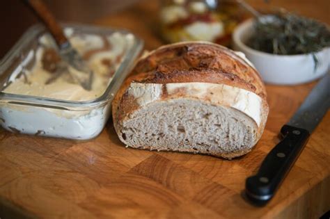 Pan Y Queso Crema En Recipiente De Vidrio Para El Desayuno Foto Premium